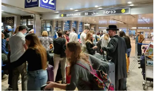 ये कैसे मां-बाप! टिकट ना लेना पड़े इसलिए बच्चे को एयरपोर्ट पर छोड़ फ्लाइट लेने पहुंचे मां- पिता