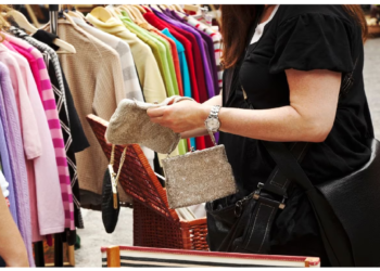 कंजूसी की हद पार: 20 साल से नहीं खरीदे नए कपड़े, सेकेंड हैंड अंडरवियर पहनती है महिला