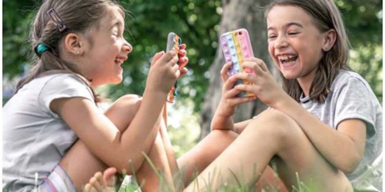 मोबाइल के इस युग में बच्चों को सेल्फी की आदत से रखें दूर, इन बातों का रखें खास ध्यान