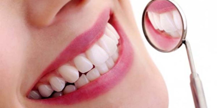इन आसान उपायों से बनाएं अपने दांतों को मोतियों जैसा सफेद और चमकीला