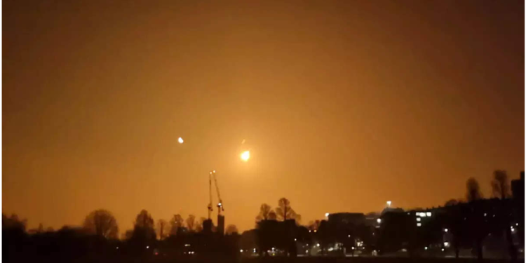 उत्तरी फ्रांस में रात में हो गया दिन, अंतरिक्ष से फ्रांस पर आग का गोला बनकर गिरी मुसीबत