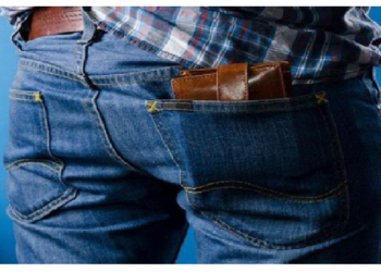 पीछे वाली पॉकेट में पर्स रखना पड सकता है महंगा, सामने आया डराने वाला मामला