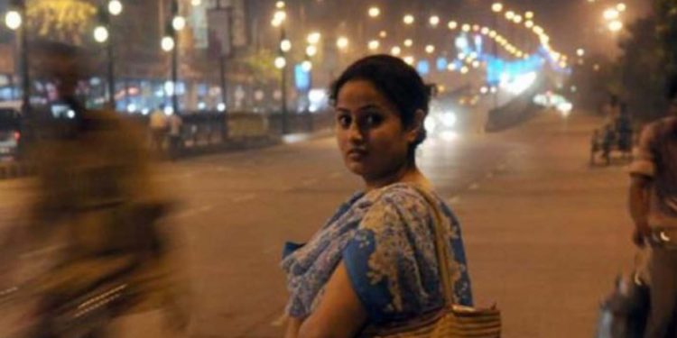 दुर्घटनाओं से बचने के लिए रात में आते-जाते सुरक्षा का ध्यान रखें महिलाएं