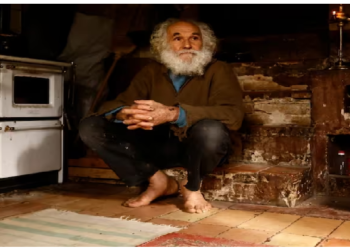 अजब गजब: 51 वर्षों से बिजली, गैस, मोबाइल के बिना पहाड़ों पर रह रहा ये शख्स