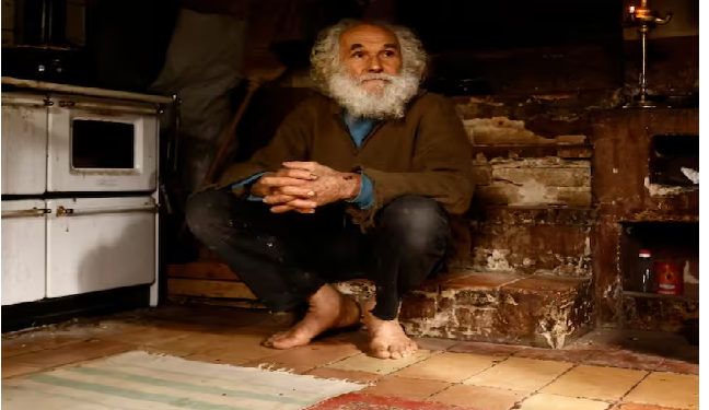 अजब गजब: 51 वर्षों से बिजली, गैस, मोबाइल के बिना पहाड़ों पर रह रहा ये शख्स