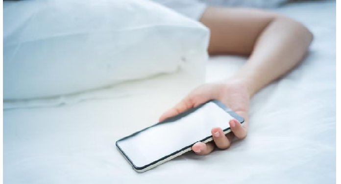 सोते समय इतनी दूरी पर रखें मोबाइल, मांसपेशियों में दर्द व प्रजनन क्षमता होती कमजोर