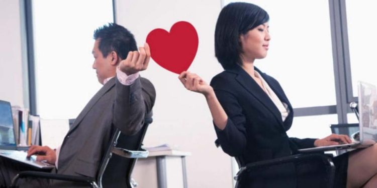 अगर ऑफिस में हो किसी से प्यार तो इन बातों का रखें खास ख्याल