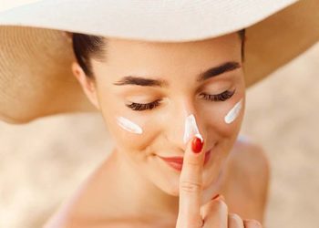 सनस्क्रीन को हर मौसम में लगायें, करता है इतने फायदे