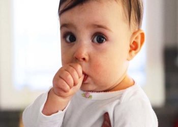 बच्चों में अँगूठा चूसने की आदत को ऐसे करें बंद