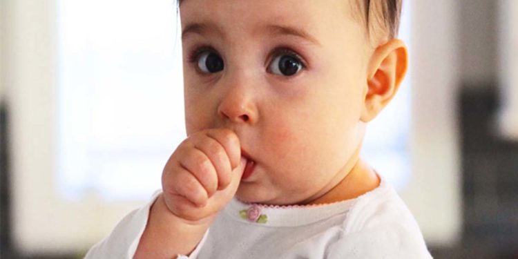 बच्चों में अँगूठा चूसने की आदत को ऐसे करें बंद