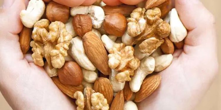 डायबिटीज में लाभदायक हैं बादाम, अखरोट, जानिए कैसे साबित होते हैं फायदेमंद