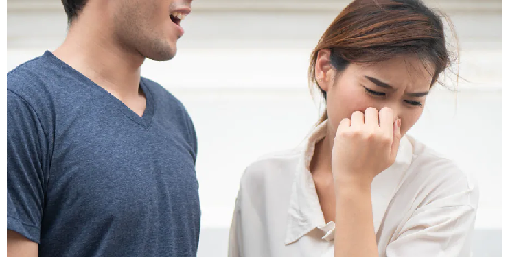 इन 5 वजहों से आती है मुंह से बदबू, इन आसान उपायों से दूर करें बदबू