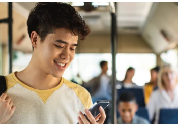 बिना ईयरफोन लगाए बस में देखा वीडियो तो 5 हजार जुर्माना व 3 माह की होगी जेल