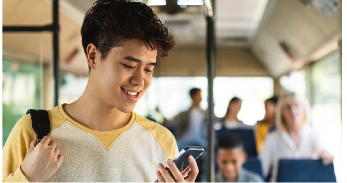 बिना ईयरफोन लगाए बस में देखा वीडियो तो 5 हजार जुर्माना व 3 माह की होगी जेल