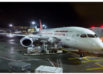 एअर इंडिया के एक पायलट ने महिला दोस्त को कॉकपिट में बैठाया, पायलट 3 महीने के लिए सस्पेंड