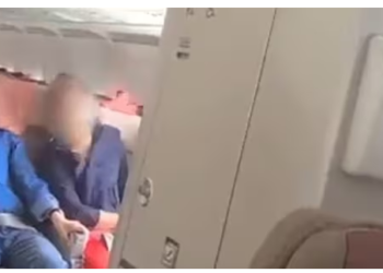 विमान जैसे ही उड़ान भरा, एक यात्री ने खोला दरवाजा, फिर हुआ ऐसा!