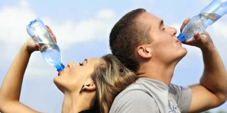 डिहाइडेशन से बचने के लिए सिर्फ पानी ही नहीं ये उपाय भी करें