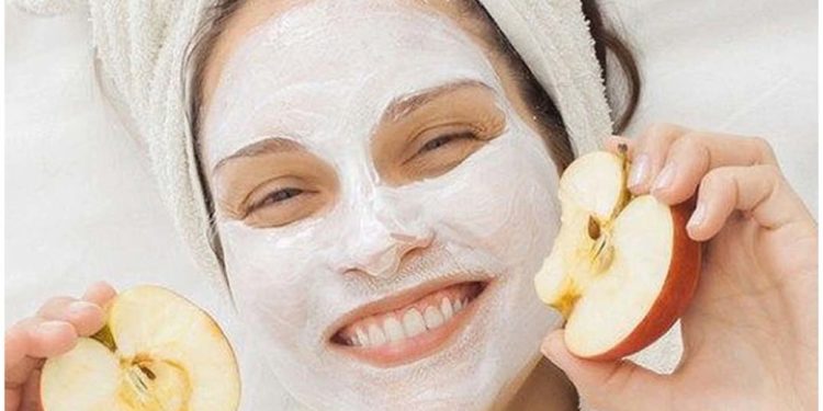 खूबसूरती निखारने के लिए घर पर ही बनाये फ्रूट पैक