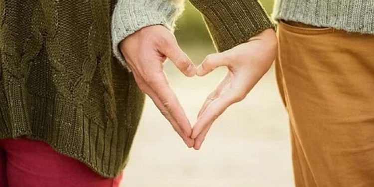 अपने जिद्दी पार्टनर को ऐसे बनाएं अपना