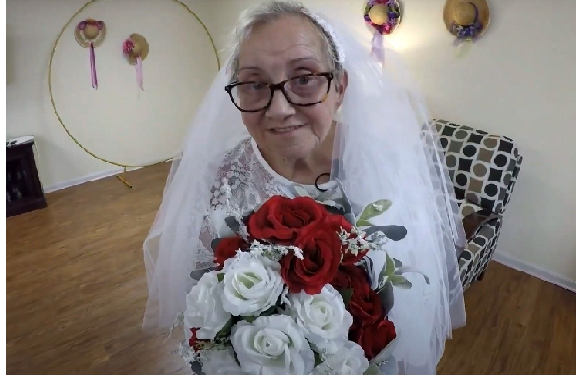 77 साल की महिला ने रचाई अनोखी शादी, बोली- बहुत हुआ, अब नई शुरुआत करूंगी