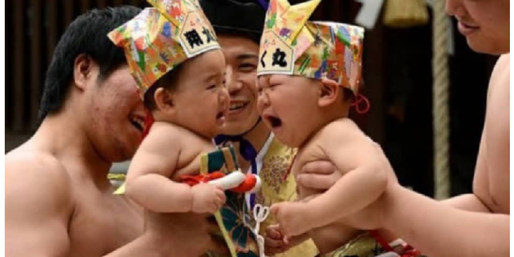 400 साल पुराना है जापान का नाकी सूमो बेबी क्राइंग फेस्टिवल, बच्चों को पकड़कर रुलाते हैं सूमो पहलवान