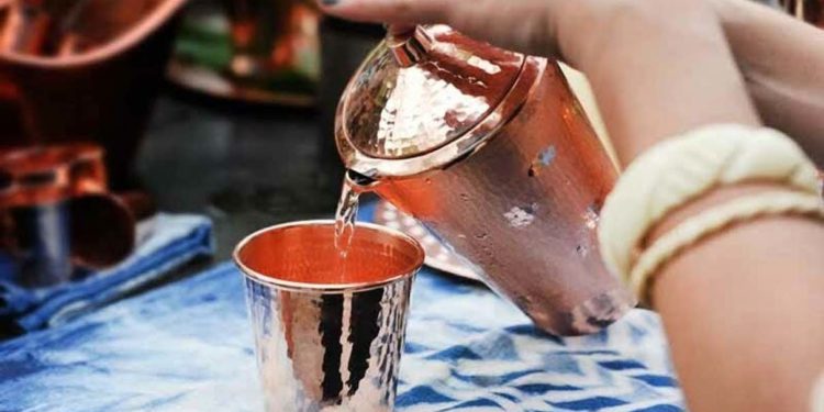 गंभीर बीमारियों से बचाता है तांबे के बर्तन में रखा पानी