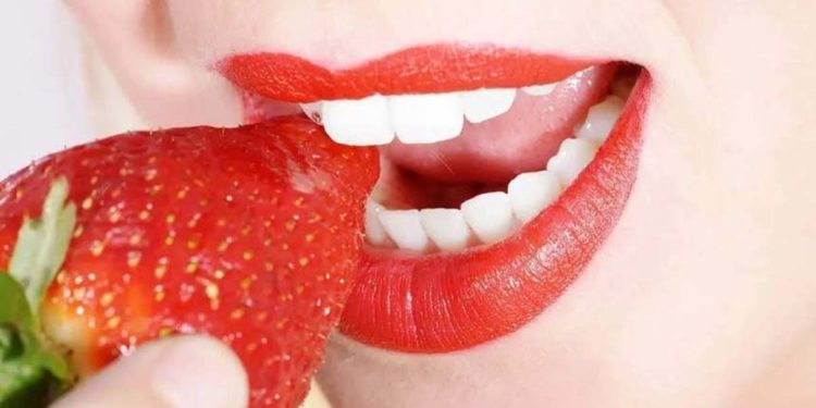 दांतों में प्राकृतिक चमक लाते हैं ये फल, ब्रश करने की भी नहीं पड़ेगी जरुरत