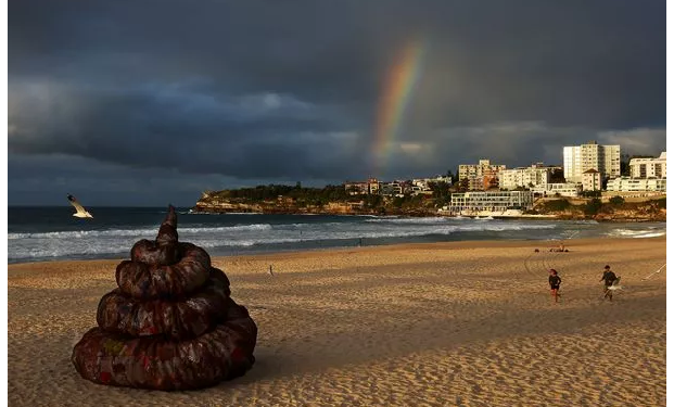 बोंडी बीच पर पॉटी का बना ढेर…लोग छू-छूकर ले रहे सेल्फी!