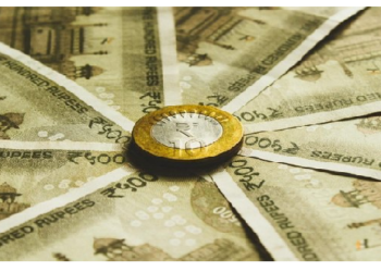 17 साल की लडकी हर महीने कमाती है 8 लाख रुपए, फिर भी मां-बाप धुलवाते हैं बर्तन, करती है हर काम