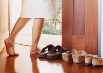 इस दिशा में भूलकर भी ना उतारें जूते-चप्पल