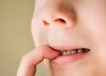 बच्चे की नाखून चबाने की आदत ऐसे होगी दूर