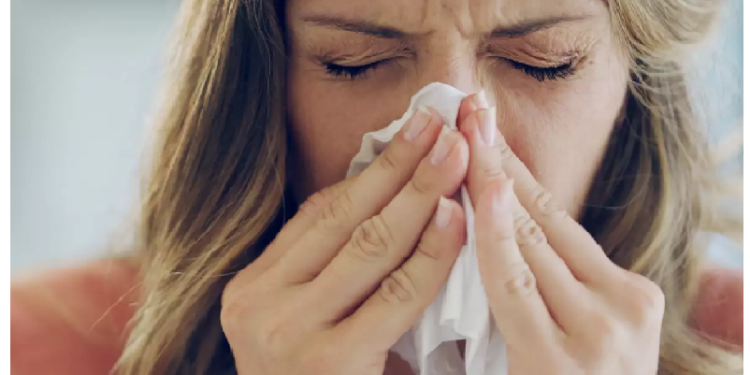 आखिर छींकते वक्त क्यों बंद हो जाती हैं आंख, ये है असल वजह