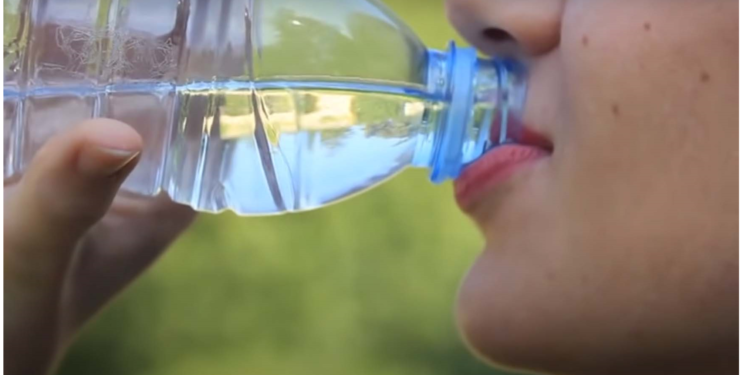 ज्यादा पानी पीना भी मौत के करीब ले जा सकता है, वॉटर टॉक्सिसिटी होने के चांस