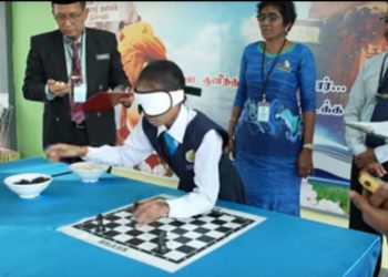 आंखों पर पट्टी बांध कर शतरंज की बिसात बिछाती है लड़की