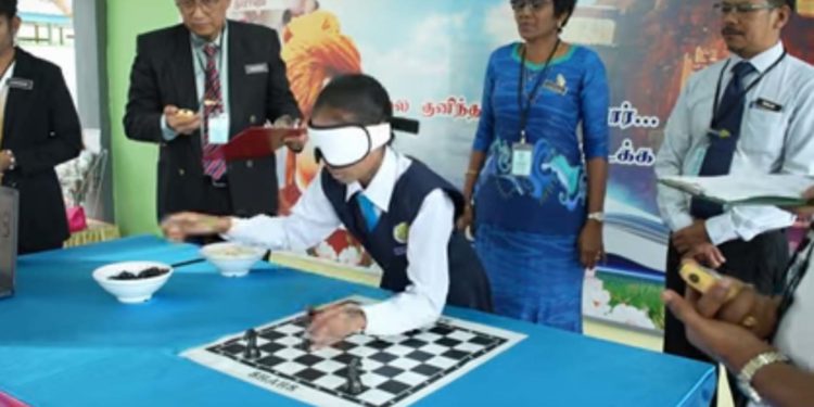 आंखों पर पट्टी बांध कर शतरंज की बिसात बिछाती है लड़की