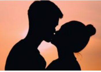 लगातार 10 मिनट तक गर्लफ्रेंड को किया ‎किस तो शख्स हो गया बहरा