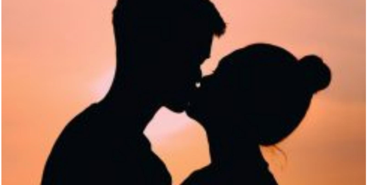 लगातार 10 मिनट तक गर्लफ्रेंड को किया ‎किस तो शख्स हो गया बहरा