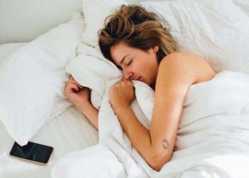 धीमा जहर है मोबाइल साइड में लेकर सोना