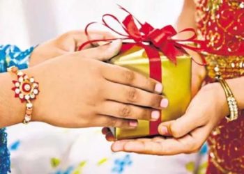महिलाओं को राशि के अनुसार दें उपहार, जानिए क्या है खास