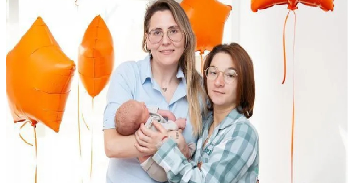 चमत्कार: लेस्बियन कपल ने नई तकनीक से ‎दिया बच्चे को जन्म