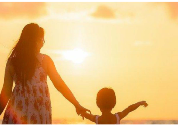 महिला नौकरी छोडकर संभालने लगी बाल-बच्चे, बदले में पति देता है 33 हज़ार रुपए