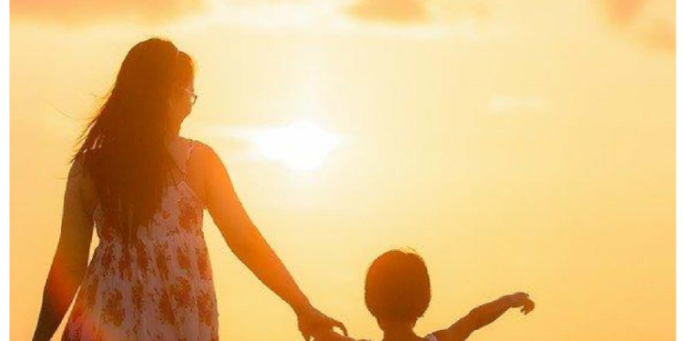 महिला नौकरी छोडकर संभालने लगी बाल-बच्चे, बदले में पति देता है 33 हज़ार रुपए