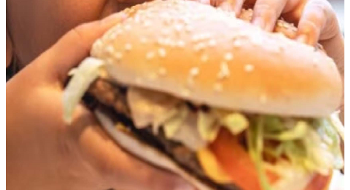 लडकी ने खा-खाकर अपना वज़न घटा लिया, लड़की ने ना छोड़ा पिज्ज़ा ना बर्गर