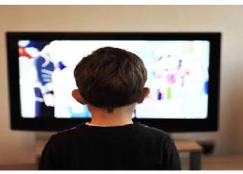 बच्चा जरूरत से ज्यादा टीवी देखता है तो संभल जाएं