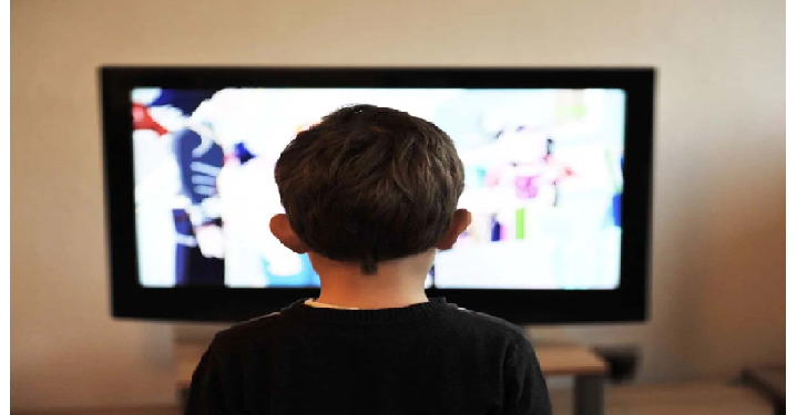 बच्चा जरूरत से ज्यादा टीवी देखता है तो संभल जाएं