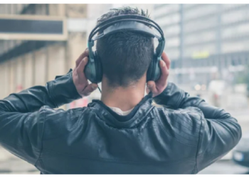 इयरफोन या हेडफोन दोनों है खतरनाक, बहरेपन का बढ़ जाता है खतरा