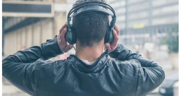 इयरफोन या हेडफोन दोनों है खतरनाक, बहरेपन का बढ़ जाता है खतरा