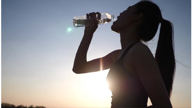 लडकी को पानी अच्छा नहीं लगा तो छोड दिया पीना, फिर हुआ ये