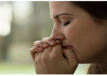 घर के वॉल पेपर के पीछे मिला सालों पुराना संदेश, महिला ने देखा और रोने लगी