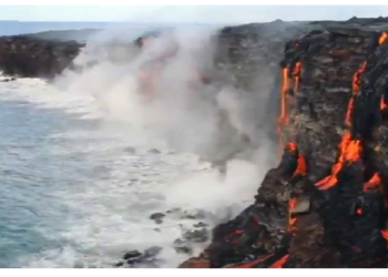 अमेरिका में झरने के बीच आग की जलती हुई लौ का रहस्य